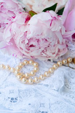 Dantel arka planda taze şakayık çiçekleri, yakın görünüm, yaz arkaplanı