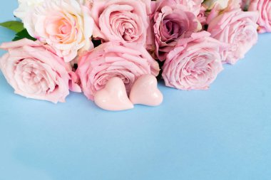 Çiçekli pembe gül buketi Kalpli, Sevgililer Günü arkaplanı