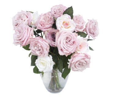 Beyaz stüdyo arka planında soluk pembe gül buketi, yumuşak kıvrımlı taç yaprakları, yüksek tuşlu ışıklandırma, hassas doku, romantik ruh hali, makro detay, pastel palet