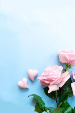 Çiçekli pembe gül buketi hediye kutusu, Sevgililer Günü arka planı