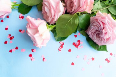 Çiçekli pembe gül buketi kalp konfetisi, sevgililer günü geçmişi.