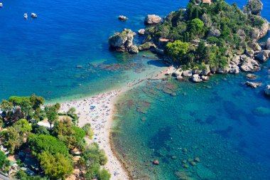 Taormina Sahili ve Isola Bela yazın, Sicilya İtalya