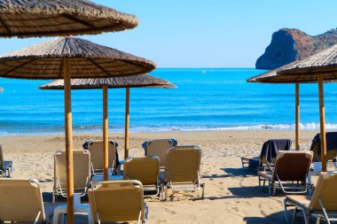 Girit 'teki Agia Marina plajında mavi sandalye, tonlanmış