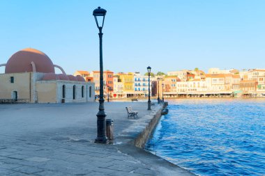 Tarihi Cami ve güneşli bir günde evleri olan Venedik 'in Hanya limanı, Girit, Yunanistan