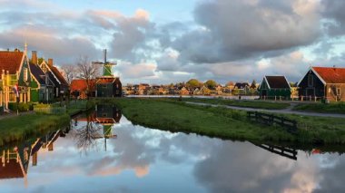 Geleneksel Hollanda köyü Zaanse Schans yaz günbatımında, Hollanda