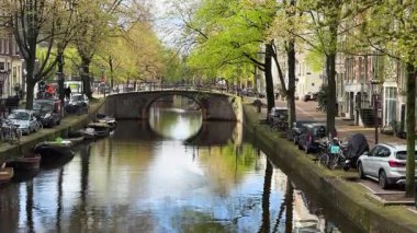 Cephe kanal üzerinden eski tarihi evlerin su, Amsterdam, Hollanda