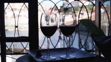 Şarap testi, bardaklar ve içki.