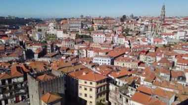 Resim gibi, eski kasaba Porto 'da parlak bir günde renkli manzara, Portekiz' de Douro nehri. Oporto, turistik Akdeniz şehri