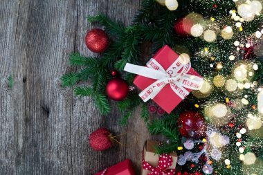 Noel hediyesi vermek - bir yığın paketlenmiş Noel hediyesi kutuları, ahşap arka plandaki sınırı kapatın, üst düzey hayat