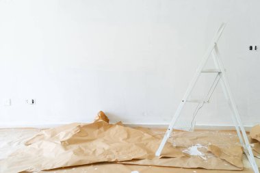 ev yenileme kavramı - restorasyon veya beyaz sıva duvarlar ile yenileme sırasında düz eski