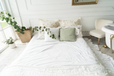 Beyaz keten ve gri yastık yatak görünümünü kapat