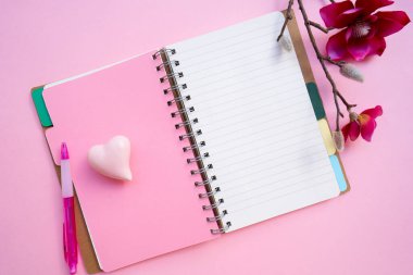 Sevgililer Günü arkaplanı pembe arkaplanlı, gölgeli pembe kalpli.