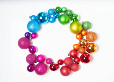 Renkli Noel yaşam tarzı - çok renkli gökkuşağı Noel süsleri, üst manzara