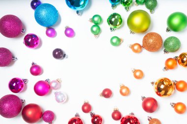 Renkli Noel yaşam tarzı - çok renkli gökkuşağı Noel süslemeleri, üst görünüm