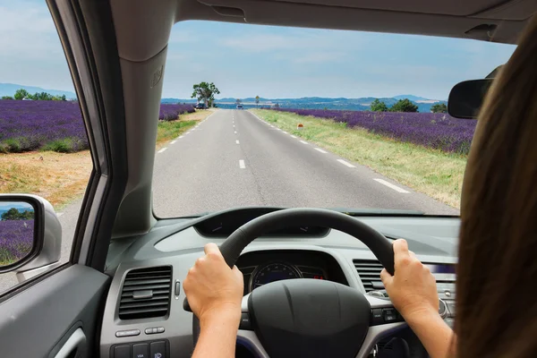 Mulher dirigindo um carro — Fotografia de Stock