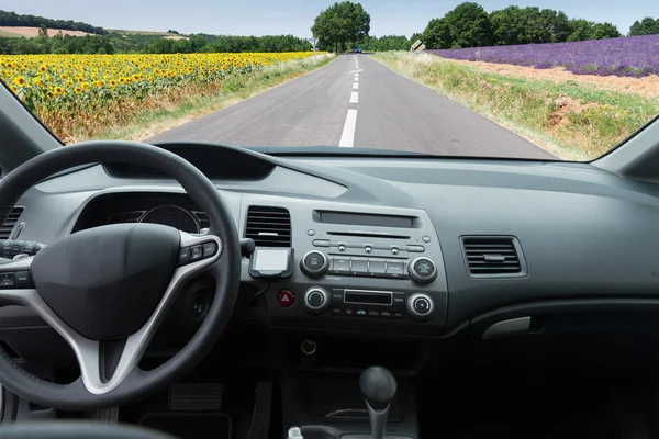 Parabrisas de coche con carretera —  Fotos de Stock