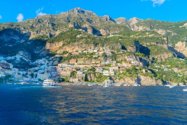 Positano Körfezi - İtalya 'nın ünlü eski İtalyan tatil beldesi