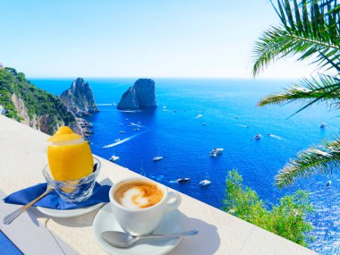 Geleneksel limonlu dondurmalı kahve.