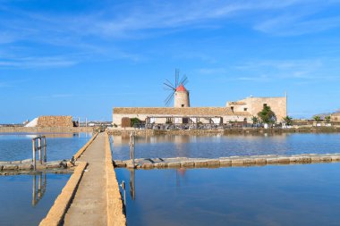 Trapani 'nin yel değirmenli tuzlu tavaları, Sicilya İtalya