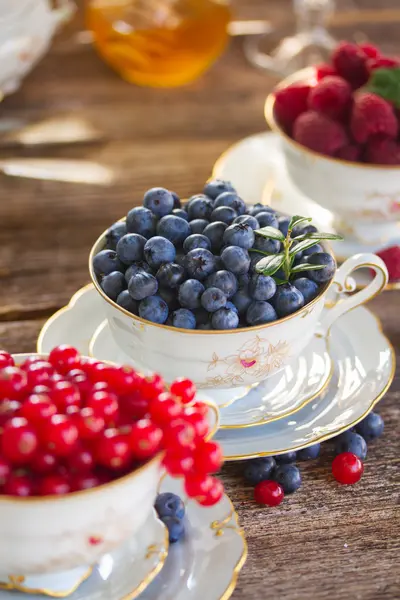 Red currant, raspberry and blueberry in cups — Stock Photo, Image