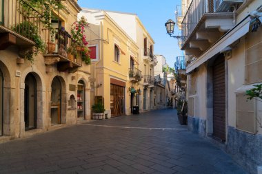 Taormina eski kasaba caddesi, yaz günü, Sicilya İtalya