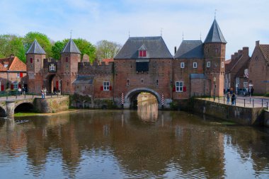 Koppelpoort ortaçağ geçidi kanal suyu üzerinde, Amersfoort, Hollanda
