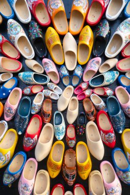 Geleneksel Hollandalı tahta ayakkabılar duvarda.