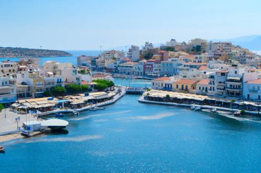 Yunanistan 'ın Girit kentindeki Agios Nikolaos limanındaki göl eski tonu