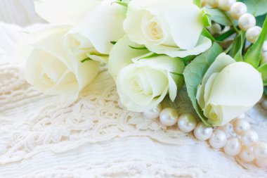 Beyaz dantel arka plan üzerinde beyaz taze gül çiçek