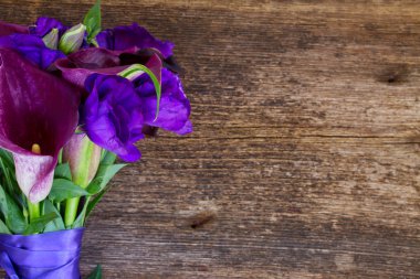 Calla Lily ve eustoma çiçekler