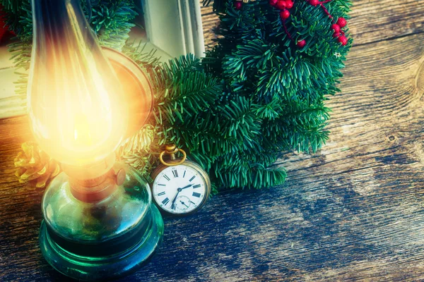 Винтажный фонарь с рождественским венком — стоковое фото