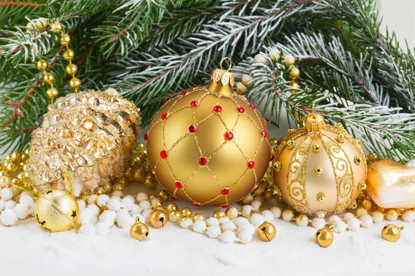 Christmas red and golden heart with evegreen tree — Stock Photo, Image