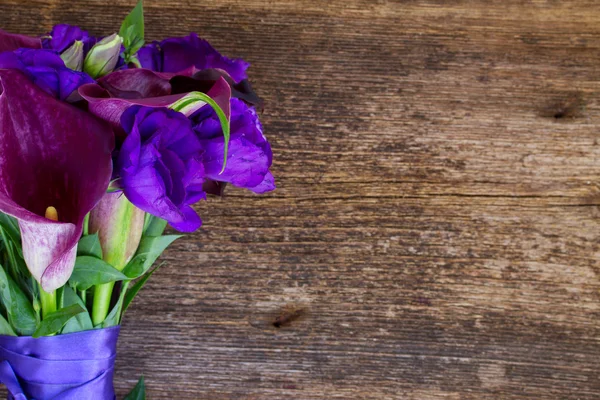 Цветы каллы лилейной и эустомы — стоковое фото