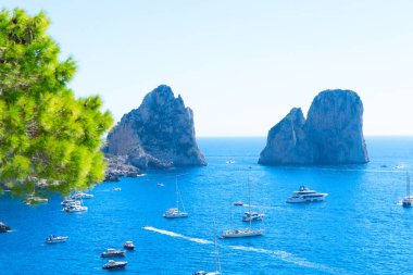 Ünlü Faraglioni Kayalıkları ve Capri Adası coast, İtalya, tonda retro