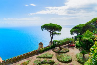 İtalya 'nın Amalfi sahilinde deniz aşırı kiliseleri olan Ravello köyü.
