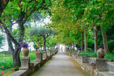 Ravello köyü parkı. İtalya 'nın Amalfi sahillerinde antik heykeller var.