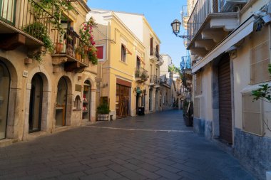 Taormina eski kasaba caddesi, yaz günü, Sicilya İtalya