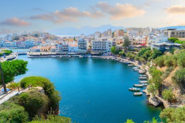 Yunanistan 'ın Girit kentindeki Agios Nikolaos limanındaki göl eski tonu