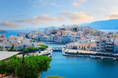 Yunanistan 'ın Girit kentindeki Agios Nikolaos limanındaki göl eski tonu