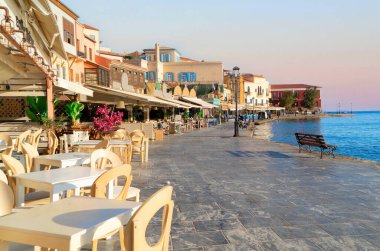 Girit, Girit 'te güneşli bir günde tarihi evleri olan Chania Venedik limanındaki kafe