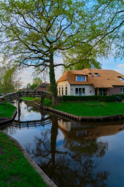 Hollanda 'nın kırsal kesimlerinde, eski küçük bir kasaba, Giethoorn, Hollanda, Hollanda manzaralı.