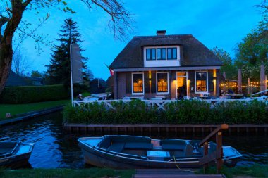 Kırsal Flaman geleneksel kırsal bölge küçük eski kasaba Giethoorn geceleri kanallı, baharda Hollanda