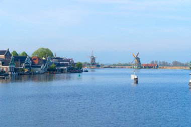 Hollanda 'nın sisli yel değirmenli küçük Zaanse Schans kasabasının kırsal kırsal kesimi silueti