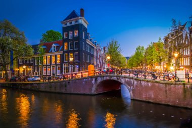 Konut kanalı ile parlayan ışıklar gece, Amsterdam, Hollanda