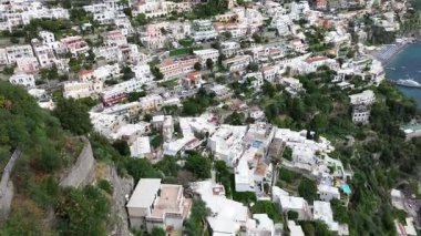 Thyrenian Denizi ve Positano sahilindeki parlak şemsiyeler - ünlü eski İtalyan tatil beldesi, İtalya
