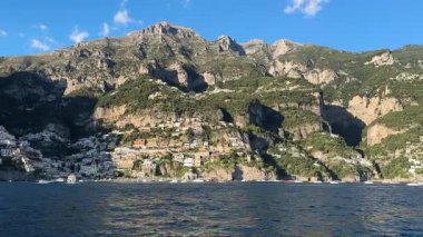 Thyrenian Denizi ve Positano kasabası - İtalya 'nın deniz manzaralı ünlü İtalyan tatil beldesi