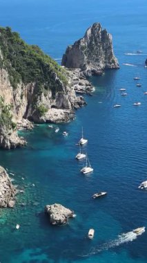 Ünlü Faraglioni Kayalıkları ve Capri Adası coast, İtalya, tonda retro