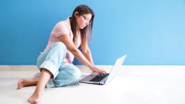 Bilgisayarla çalışan kişi, dizüstü bilgisayarda yazan kadın.