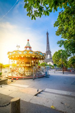 Paris Eyfel Kulesi ve Trocadero Bahçeleri 'ndeki patika Paris, Fransa' da gün doğumunda. Web pankartı biçimi. Eyfel Kulesi, Paris 'in en ikonik simgelerinden biridir..