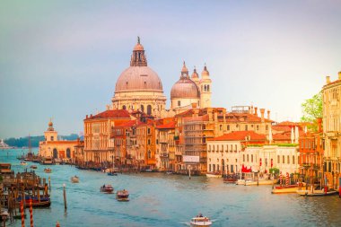 Bazilika kilise Santa Maria della Salute alacakaranlıkta Venedik, İtalya